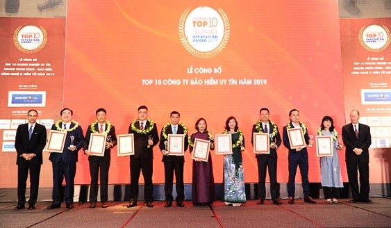 Sun Life Việt Nam nhận giải thưởng Top 10 công ty bảo hiểm nhân thọ uy tín nhất Việt Nam năm 2019