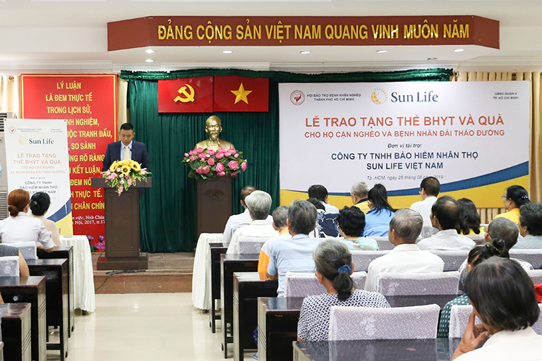 Sun Life Việt Nam trao tặng thẻ bảo hiểm y tế và quà cho hộ nghèo tại Quận 4