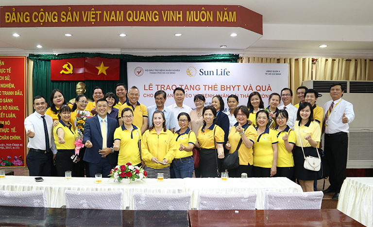 Sun Life Việt Nam - Lễ trao tặng thẻ bảo hiểm y tế tại Quận 4