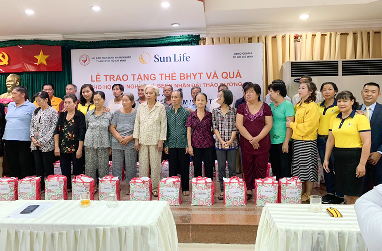 Sun Life Việt Nam trao thẻ bảo hiểm y tế và quà tặng cho các hộ nghèo tại Quận 4