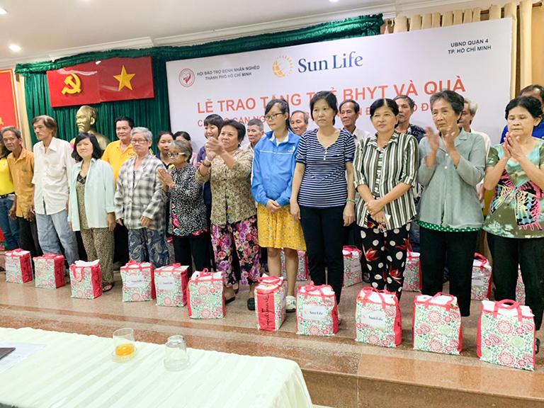 Sun Life Việt Nam trao thẻ bảo hiểm y tế và quà tặng cho các hộ nghèo tại Quận 4