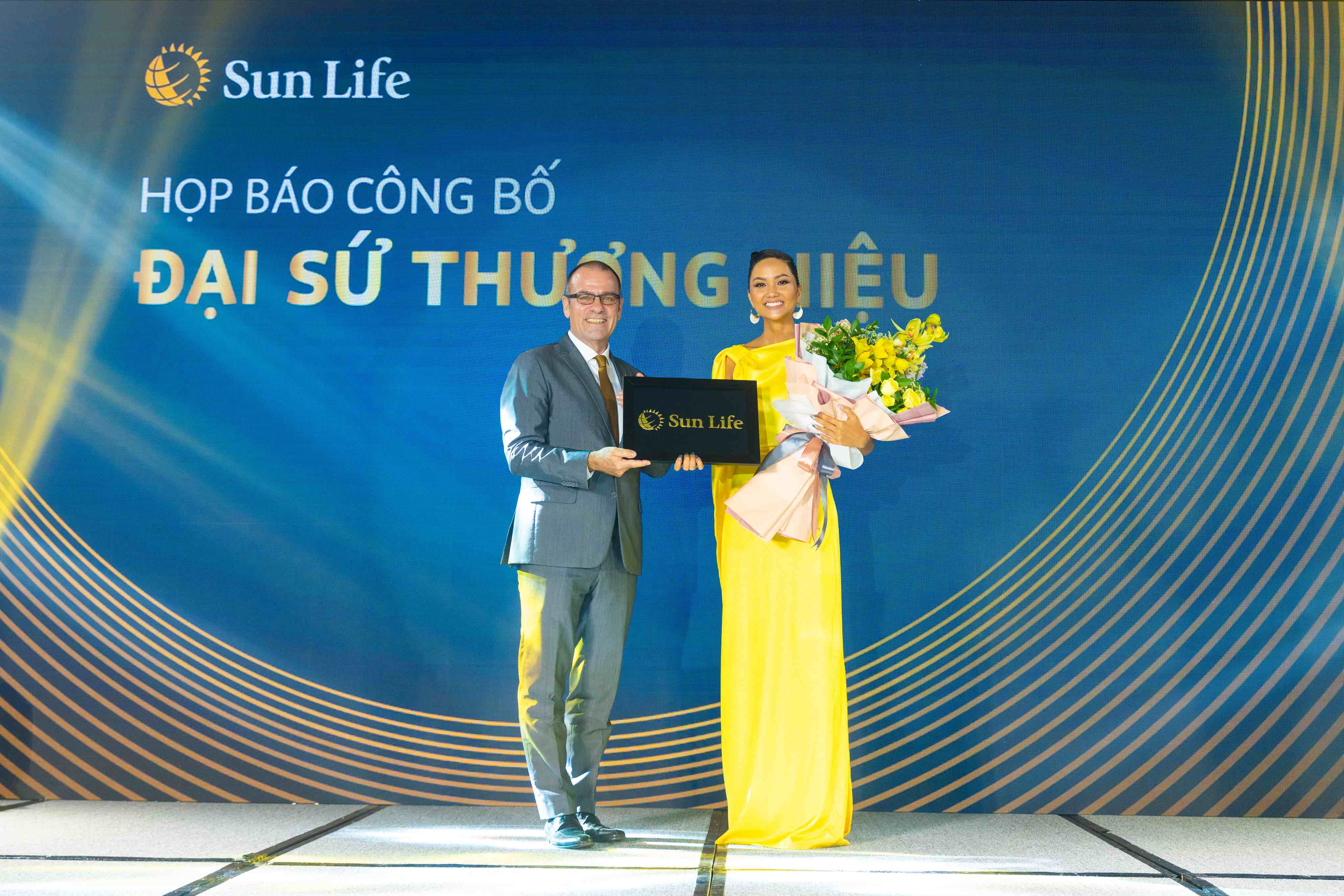 Bảo hiểm nhân thọ Sun Life Việt Nam công bố Hoa hậu H'Hen Niê là đại sứ thương hiệu