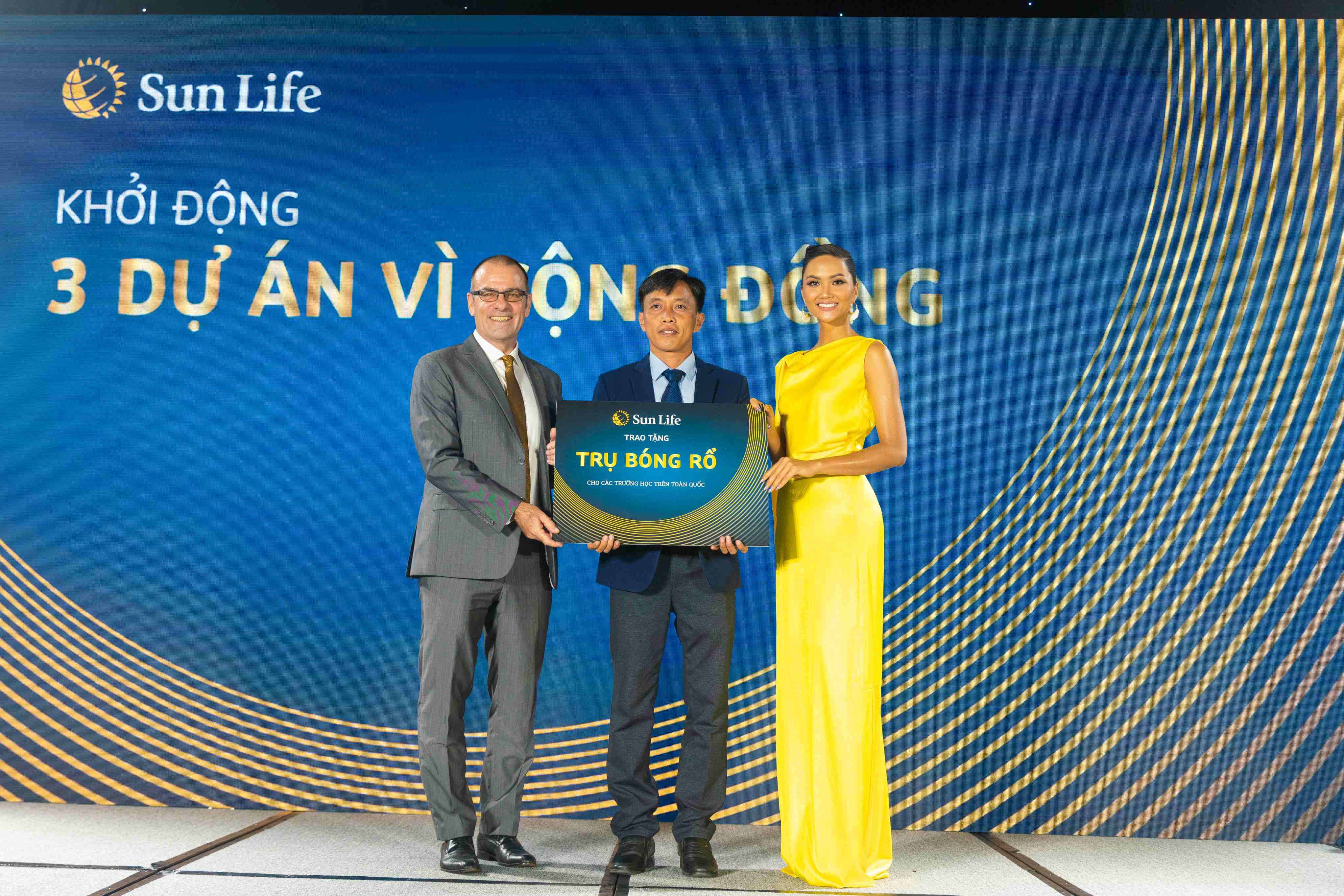 Sun Life Việt Nam khởi động dự án Trao Trụ Bóng Rổ