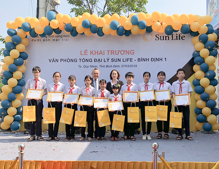 Sun Life Việt Nam trao học bổng cho học sinh tại Bình Định