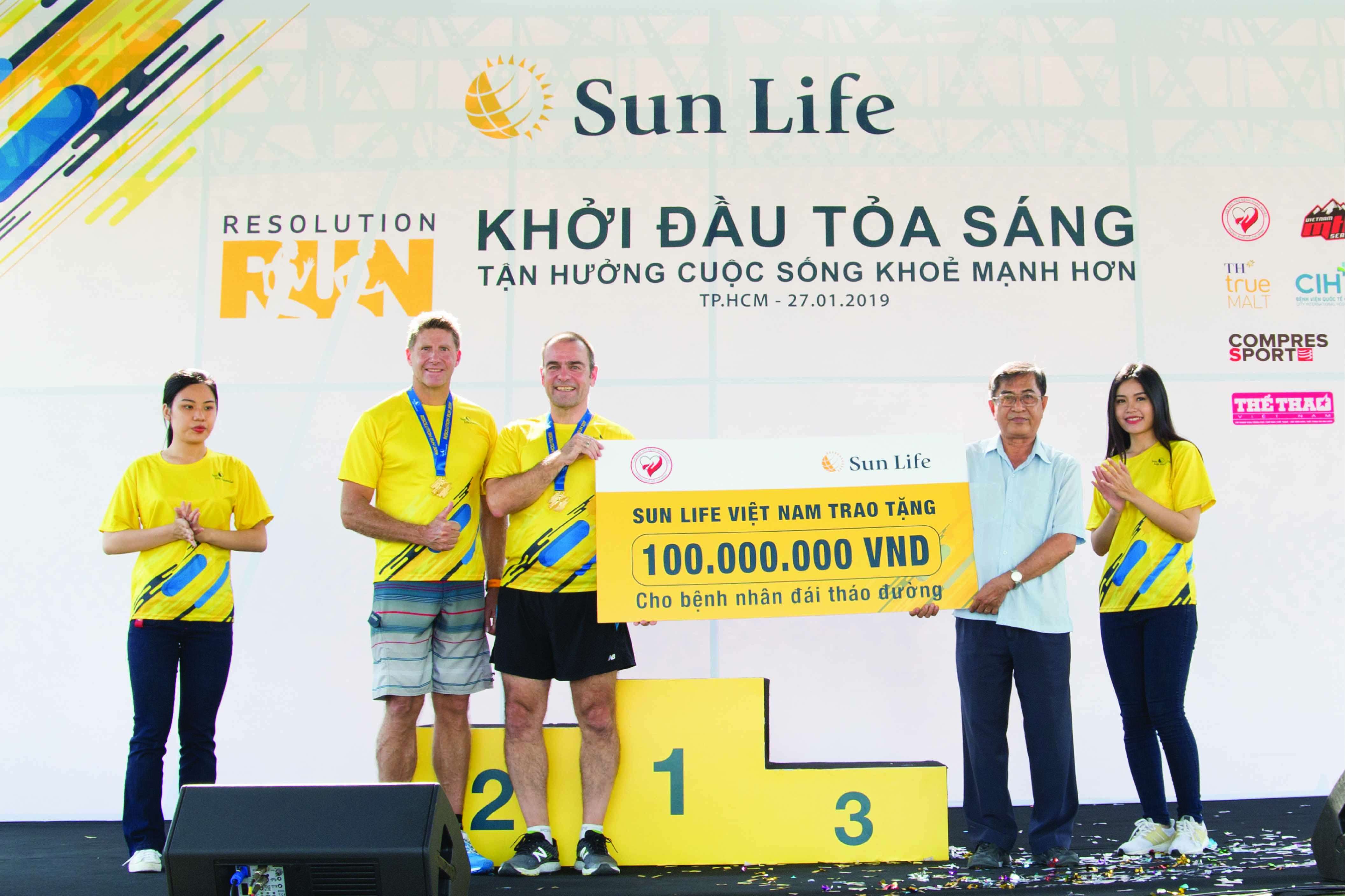 Sun Life Việt Nam trao tặng 100.000.000 đồng cho bệnh nhân đái tháo đường