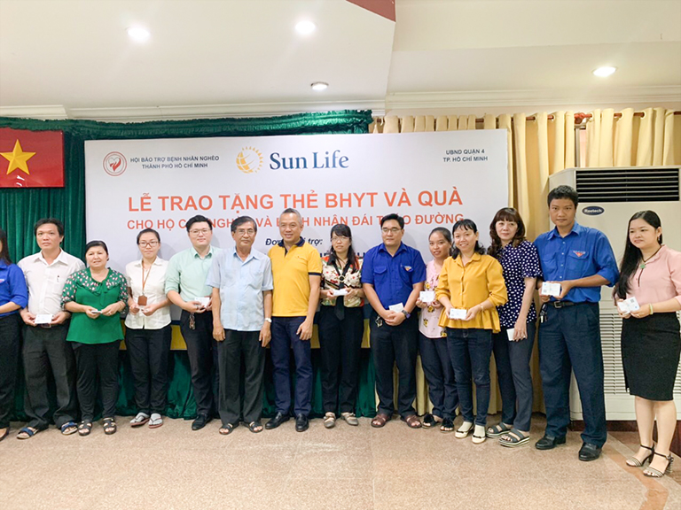 Sun Life Việt Nam tặng thẻ bảo hiểm y tế và quà cho gia đình nghèo tại Quận 4