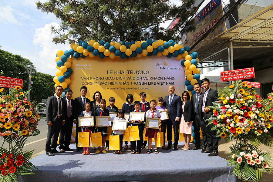 Bảo hiểm Nhân thọ Sun Life Việt Nam trao tặng 10 suất học bổng