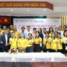 Bảo hiểm Nhân thọ Sun Life Việt Nam trao tặng thẻ bảo hiểm y tế