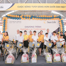 Bảo hiểm Nhân thọ Sun Life Việt Nam trao tặng xe đạp