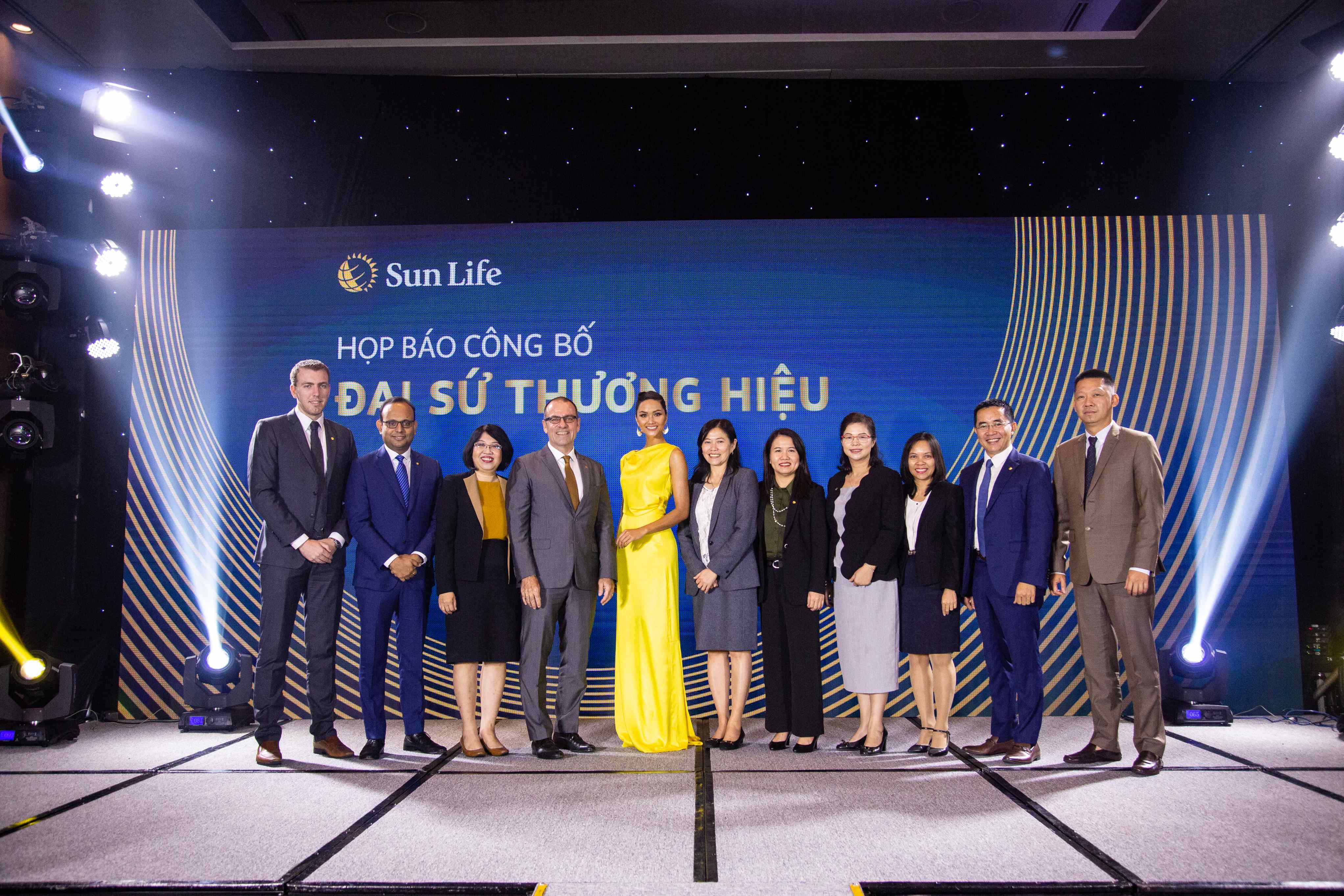 H’Hen Niê chụp hình cùng Ban Giám Đốc Sun Life Việt Nam