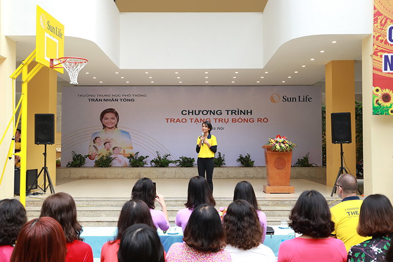 H’Hen Niê cùng Sun Life Việt Nam trao tặng trụ bóng rổ cho trường Trần Nhân Tông