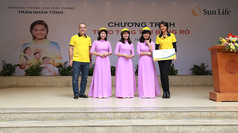 H’Hen Niê cùng Sun Life Việt Nam trao tặng trụ bóng rổ cho các trường học tại hà nội