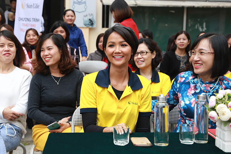 H’Hen Niê cùng Sun Life Việt Nam trao tặng trụ bóng rổ tại Hà Nội