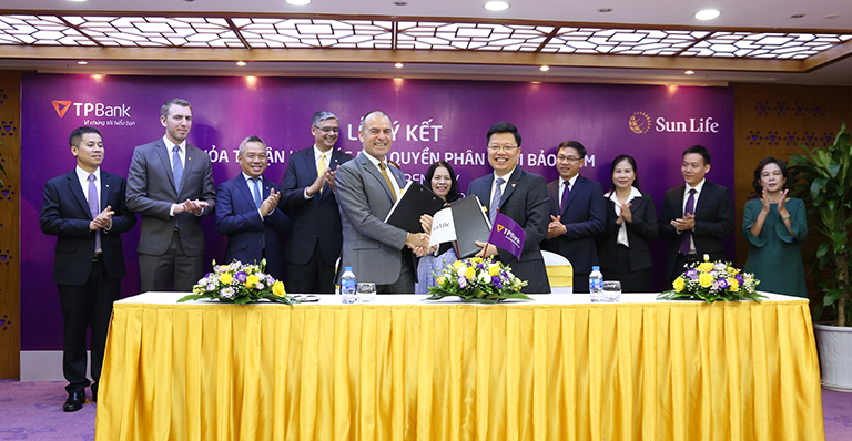 Sun Life và TPBank bắt tay chúc mừng ký kết thỏa thuận hợp tác (bên trái Ông Larry Madge - Tổng Giám đốc Sun Life Việt Nam, bên phải Ông Nguyễn Hưng – Tổng Giám đốc TPBank)