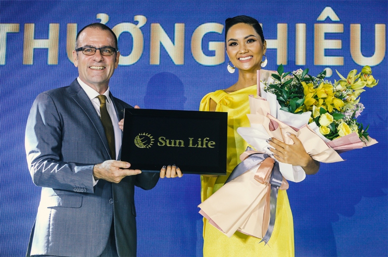 H’Hen Niê đồng hành cùng công ty Bảo hiểm Nhân thọ Sun Life Việt Nam