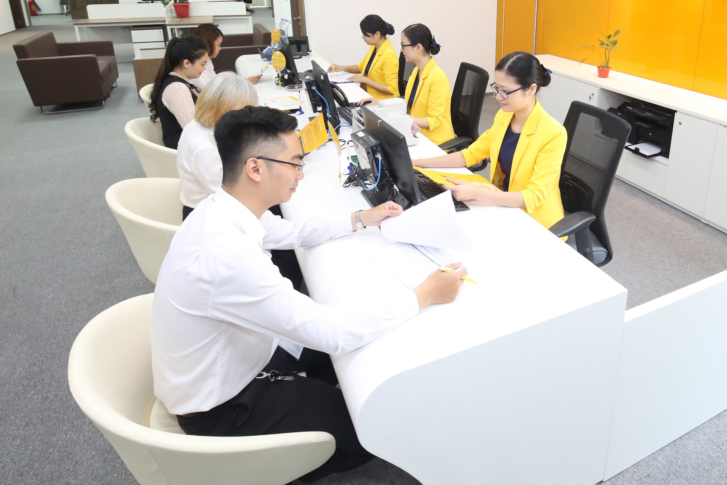 Tận hưởng cuộc sống tươi sáng hơn với sự bảo vệ tài chính từ Sun Life Việt Nam